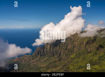 Roches cannelées des montagnes de Na Pali avec nuages formant sur les pics du belvédère de Kalalau sur Kauai Banque D'Images