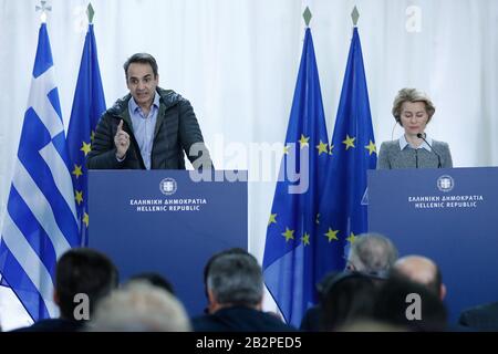 Kastanies, Grèce. 3 mars 2020. Le 3 mars 2020, le Premier ministre grec Kyriakos Mitsotakis (L) et le président de la Commission européenne Ursula von der Leyen assistent à une conférence de presse dans la ville de Kastanies, dans la région d'Evros, dans le nord-est de la Grèce. Les dirigeants des institutions de l'Union européenne (UE) ont exprimé mardi leur soutien à la Grèce et leur détermination à une réponse européenne commune au défi des réfugiés et des migrants après une visite à la frontière terrestre entre la Grèce et la Turquie. Crédit: Xinhua/Alay Live News Banque D'Images