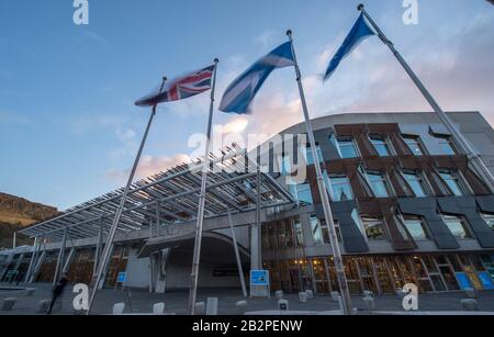 Édimbourg, Royaume-Uni. 3 mars 2020. Photo : les drapeaux à l'extérieur du Parlement écossais soufflent dans le vent. De gauche à droite se trouve l'Union Jack; Saltyre (Croix de St Andrews); le drapeau d'Europe. Le Parlement écossais a voté en faveur de la sortie du drapeau de l'UE en dehors du Parlement après que le Royaume-Uni a quitté l'UE le 31 janvier 2020. L'Écosse a voté à la majorité pour rester dans l'UE malgré le reste du Royaume-Uni qui a voté pour quitter l'UE. Le gouvernement écossais cherche des moyens de rejoindre l'UE. Crédit : Colin Fisher/Alay Live News Banque D'Images