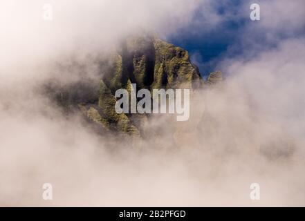 Roches cannelées des montagnes Na Pali à travers les nuages du sentier Pihea près du belvédère De Pu'u O Kila sur Kauai Banque D'Images