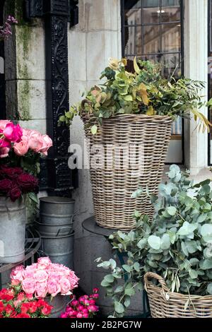 Une variété de couleurs près de la boutique Liberty à Londres. Grands bouquets en vases en étain. Banque D'Images