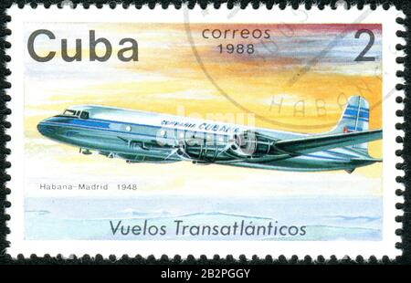 Cuba - VERS 1988 : un timbre imprimé à Cuba, représente le avion de ligne Douglas DC-4 (vol la Havane - Madrid, 1948), vers 1988 Banque D'Images