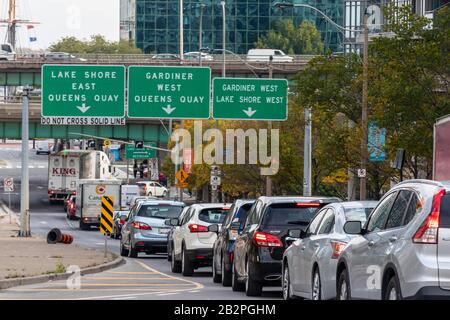 Congestion sur l'avenue Spadina, en attendant de prendre le boulevard Lakeshore et la route express Gardiner dans un après-midi animé au centre-ville de Toronto. Banque D'Images