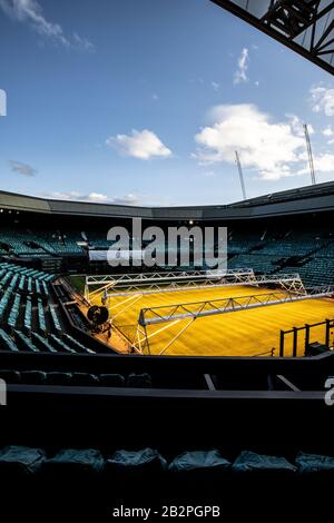 Les préparatifs d'hiver sur le court du Centre à Wimbledon, le siège des championnats de tennis de Wimbledon le plus ancien tournoi de tennis au monde, Londres, Royaume-Uni Banque D'Images