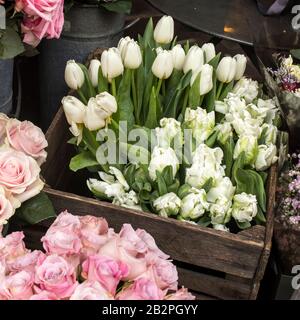 Une variété de couleurs près de la boutique Liberty à Londres. Grands bouquets en vases en étain. Banque D'Images