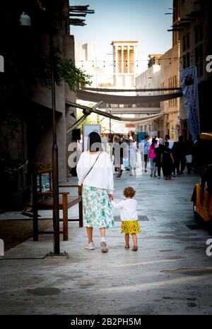 Image couleur du film de dos avec la mère et la petite fille marchant sur le marché à Dubai Creek Emirats Arabes Unis. Banque D'Images