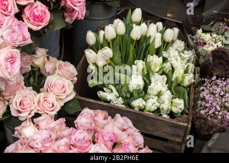 Une variété de couleurs près de la boutique Liberty à Londres. Grands bouquets en vases en étain. Banque D'Images