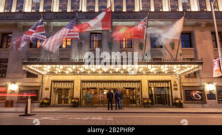 L'hôtel Fairmont Royal York, entrée sur la rue Front, est éclairé la nuit. Banque D'Images