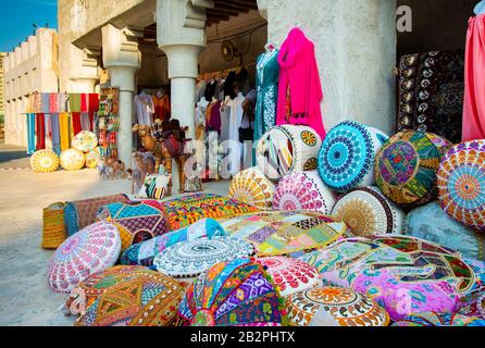 Coussins et tissus colorés en dehors de l'étalage du marché dans la vieille ville de Dubaï aux Émirats arabes Unis Banque D'Images