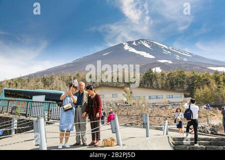 Mont Fuji, JAPON - 27 mai 2019: Les touristes asiatiques à la station 5 prendre une photo de selfie avec le Mont Fuji en arrière-plan une journée ensoleillée Banque D'Images