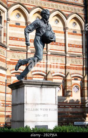 Statue de William Webb-Ellis, l'auteur de Rugby football, à l'extérieur de Rugby School, Rugby, Warwickshire, Angleterre. Banque D'Images