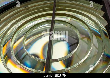 Image rapprochée des prismes de verre qui composent un objectif de Fresnel dans un phare Banque D'Images