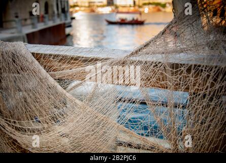 Vue abstraite des filets de pêche qui séchent sur les Émirats arabes Unis de Dubai Creek Banque D'Images