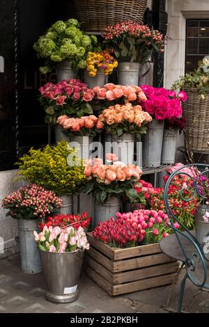 Une variété de couleurs près de la boutique Liberty à Londres. Grands bouquets en vases en étain. Banque D'Images