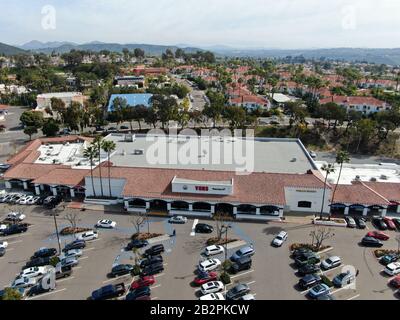 Vue aérienne de la chaîne de marché de Vons supermarket appartenant à Albertsons à Rancho Penasquitos, San Diego, Californie, États-Unis, 25 février 2020 Banque D'Images