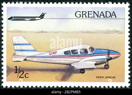 Grenade - VERS 1976: Un timbre imprimé à la Grenade, a représenté l'avion léger Piper PA-23 Apache, vers 1976 Banque D'Images