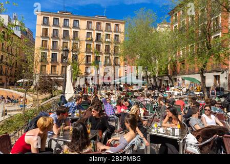 Les jeunes sur le trottoir de bars dans le quartier de Malasana, Madrid, Espagne Banque D'Images