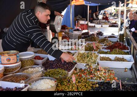 Oliven, Wochenmarkt, Piazza Carlo Alberto di Savoia, Catania, sicilia, Italie Banque D'Images