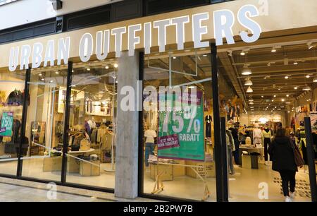 Oberhausen, Allemagne - 11 Février. 2020: Vue sur l'entrée du magasin de la chaîne de mode Urban Outfitters Banque D'Images