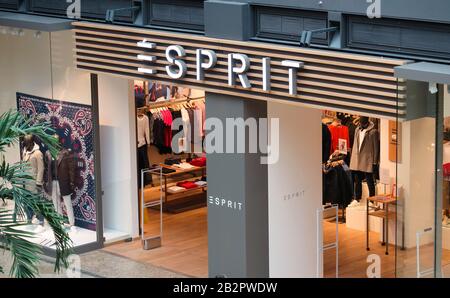 Oberhausen, Allemagne - 11 Février. 2020: Vue sur l'entrée du magasin de la chaîne de mode Esprit Banque D'Images