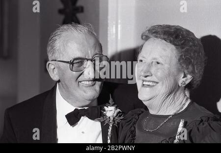 Les années 1980, couple historique et heureux de personnes âgées célébrant leur anniversaire de mariage d'or, Angleterre, Royaume-Uni. Banque D'Images