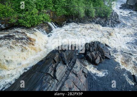 Paysage pittoresque avec une chute d'eau dans la forêt de Carélia, Russie Banque D'Images