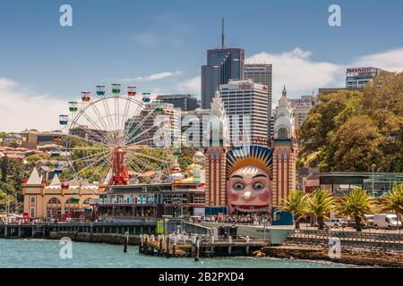 Sydney, Australie - 11 décembre 2009 : immeubles de bureaux de taille haute de North Sydney derrière la proximité des attractions de la foire Luna Park sous le ciel bleu et l'abov Banque D'Images