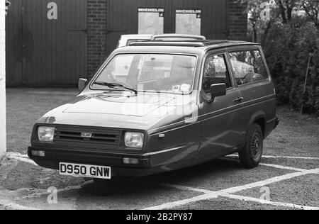 1980, historique, une voiture immobilière Raillant Rialto 2 stationné à l'extérieur de certaines portes de garage. La voiture à trois roues, construite en fibre de verre, a remplacé le reliant Robin et a été la deuxième version du modèle Rialto produit de 1983 à 1986. Banque D'Images