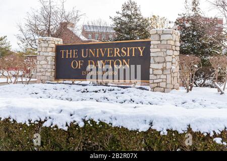 Dayton, OH, États-Unis / 28 février 2020: Signe de l'Université de Dayton, avec neige fraîche d'hiver sur le sol. Banque D'Images