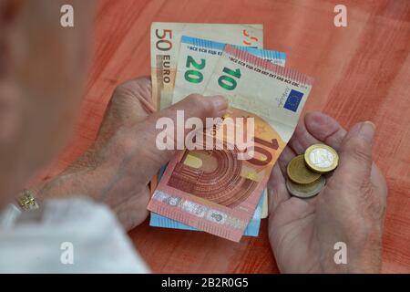 Frau, Haende, Geld Banque D'Images
