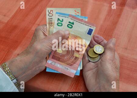 Frau, Haende, Geld Banque D'Images