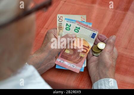 Frau, Haende, Geld Banque D'Images