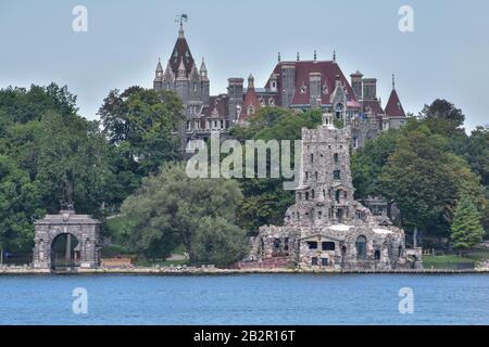 Château de Boldt entouré de la mer et de verdure sous un Ciel nuageux à Alexandrie aux États-Unis Banque D'Images