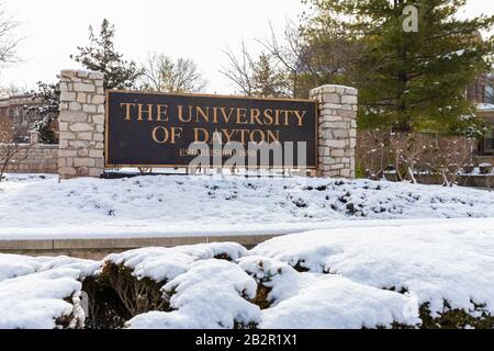 Dayton, OH, États-Unis / 28 février 2020: Signe de l'Université de Dayton, avec neige fraîche d'hiver sur le sol. Banque D'Images