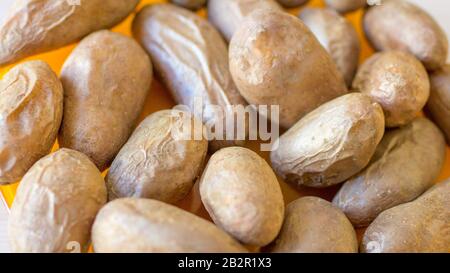 Pommes de terre entières cuites dans une clôture de pelure. Banque D'Images