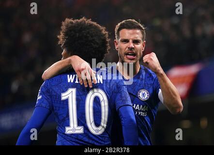 Willian (à gauche) de Chelsea célèbre son premier but du jeu avec le coéquipier Cesar Azpilicueta lors du cinquième match de la FA Cup à Stamford Bridge, Londres. Banque D'Images