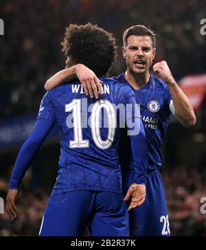 Willian (à gauche) de Chelsea célèbre son premier but du jeu avec le coéquipier Cesar Azpilicueta lors du cinquième match de la FA Cup à Stamford Bridge, Londres. Banque D'Images