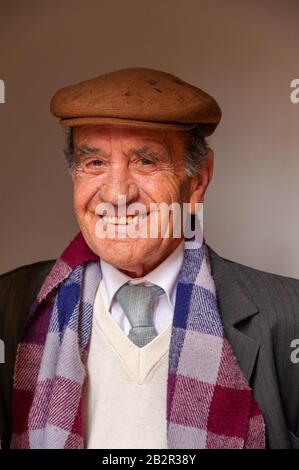 Portrait of smiling elderly man, Sassari, Sardaigne, Italie Banque D'Images