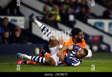 West Bromwich Albion's Matt Phillips (à gauche) et Danny Rose de Newcastle United entrent en collision lors du cinquième match rond de la FA Cup à The Hawthorns, West Bromwich. Banque D'Images