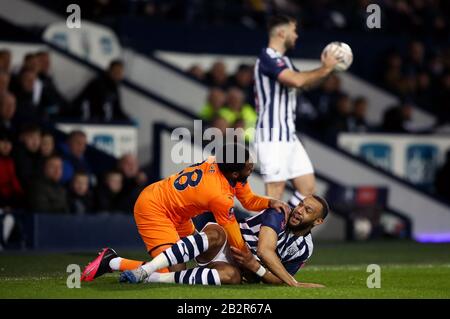 West Bromwich Albion's Matt Phillips (à gauche) et Danny Rose de Newcastle United entrent en collision lors du cinquième match rond de la FA Cup à The Hawthorns, West Bromwich. Banque D'Images