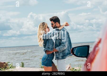 femme séduisante et bel homme dans des vestes en denim épouser l'extérieur Banque D'Images