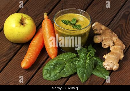 Des smoothies de fruits et légumes sains Banque D'Images