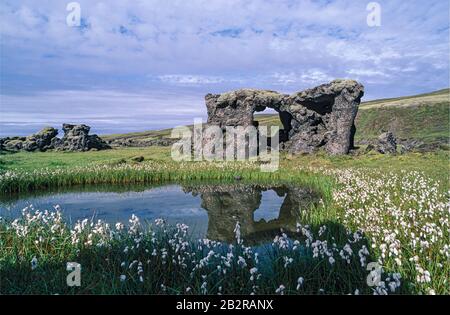 Formations rocheuses volcaniques symétrisées dans un petit étang, à la cabane de montagne Skaelingar, champ de Skafta lave, près de la rivière Skafta, haute-terre centrale, Islande. Banque D'Images