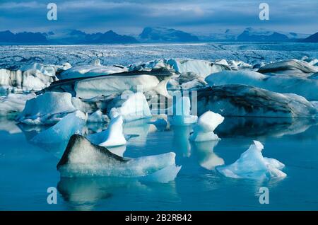 Lagon des Glaciers Joekulsarlon, blocs de glace couvrent le lagon, Islande Banque D'Images