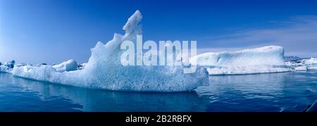 Glacier lagon Joekulsarlon, blocs de baignade dans la lagune, Islande Banque D'Images