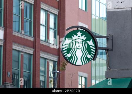 Le café Starbucks est accroché à l'avant de l'un de leurs emplacements dans une grande ville, au centre-ville. Banque D'Images