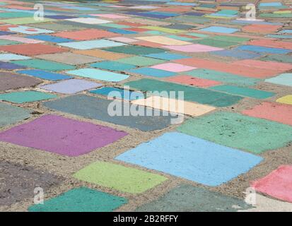 Pavés colorés dans différents formats couchés avec du béton Banque D'Images