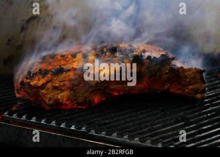 herbes marinées bœuf côte courte sur barbecue Banque D'Images