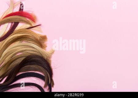 Équipement d'extension de cheveux naturels. Des échantillons de cheveux de différentes couleurs Banque D'Images