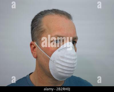 Le visage d'un homme portant un masque respiratoire Banque D'Images